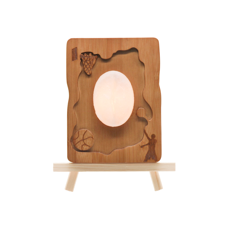 Lampada artistica in legno in rilievo in stile sportivo color noce: forte vento che insegue ombre/luce ad arco di fuoco blu