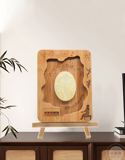 Lampada in legno intagliato